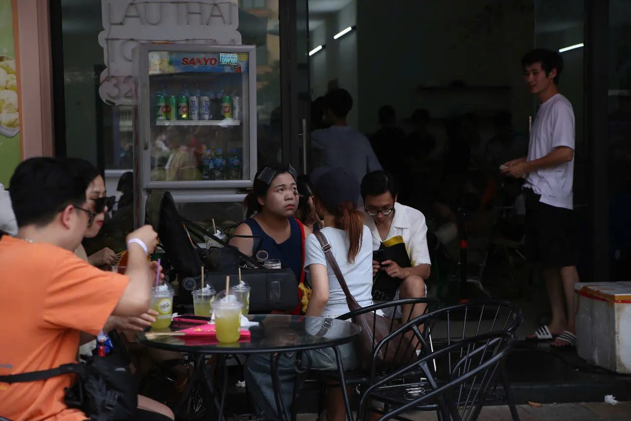 Khán giả ăn mặc thời trang Khán giả ăn mặc thời trang