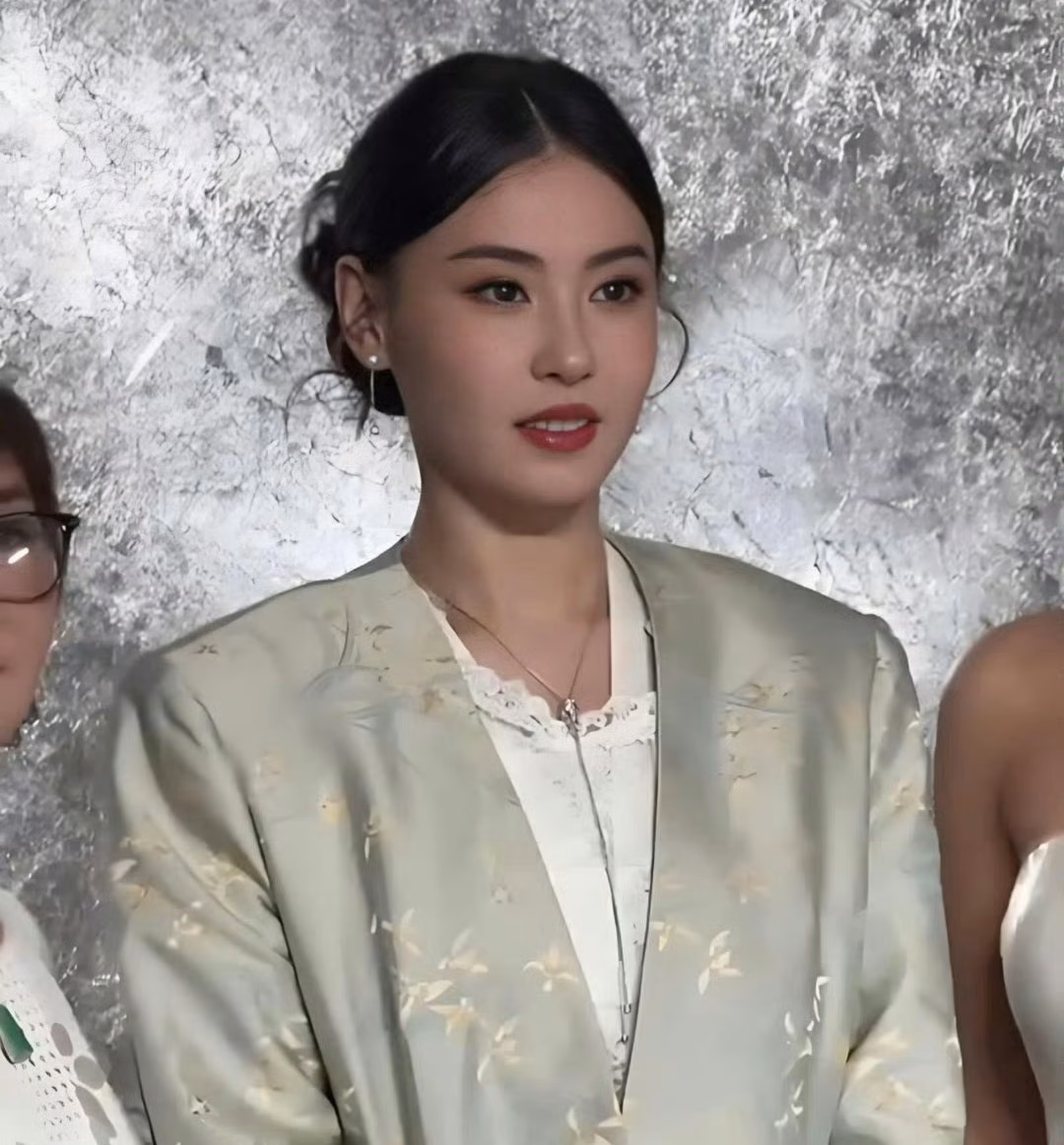 Trương Bá Chi gây sốt mạng với nhan sắc mới Trương Bá Chi gây sốt mạng với nhan sắc mới