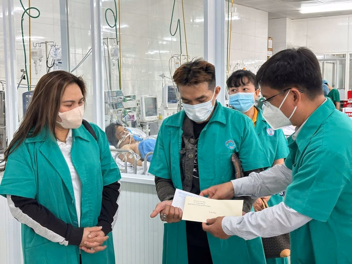 Ông Nguyễn Mạnh Cường trao số tiền hỗ trợ viện phí cho gia đình NSND Thanh Tuấn Ông Nguyễn Mạnh Cường trao số tiền hỗ trợ viện phí cho gia đình NSND Thanh Tuấn