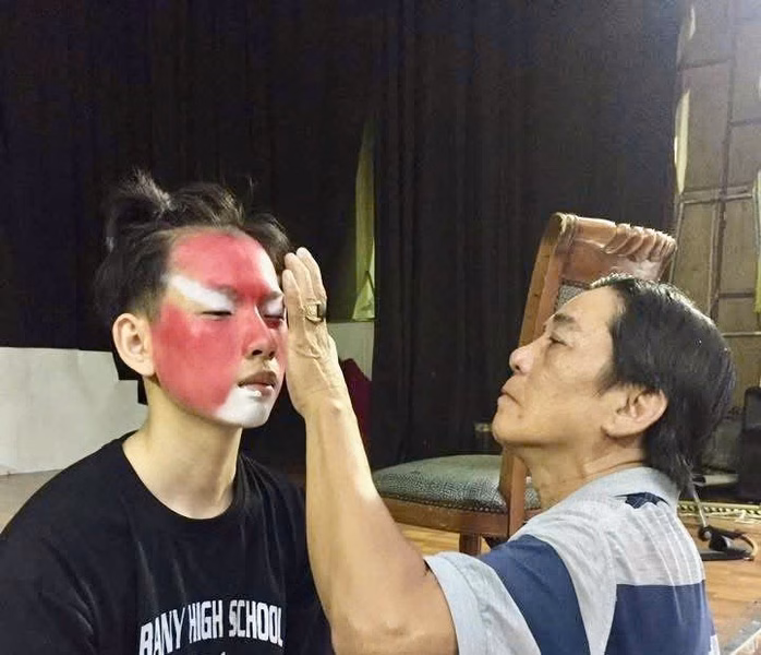 NSND Xuân Quang hóa trang cho diễn viên trẻ Du Bảo NSND Xuân Quang truyền nghề cho diễn viên trẻ