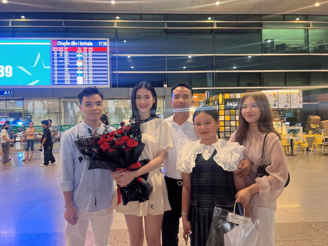 Bạn trai của Ý Nhi có mối quan hệ tốt đẹp với gia đình nàng hậu Bạn trai của Ý Nhi có mối quan hệ tốt đẹp với gia đình nàng hậu