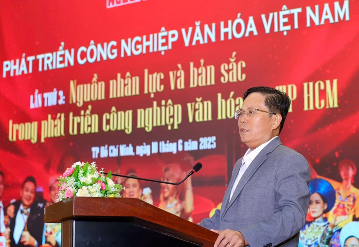 Tọa đàm về bản sắc văn hóa Việt Nhà báo Tô Đình Tuân phát biểu tại tọa đàm.