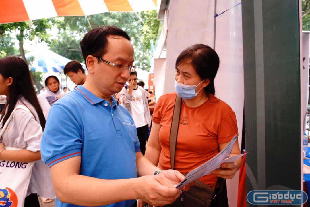 Đại học CMC mở ngành công nghệ, điểm chuẩn có thể giảm Phó Giáo sư Tiến sĩ Phạm Tiến Đức - Phó Trưởng phòng, Phòng Đào tạo, Trường Đại học Khoa học Tự nhiên (Đại học Quốc gia Hà Nội) trao đổi với phụ huynh tại buổi tư vấn. Ảnh: Ngọc Huyền