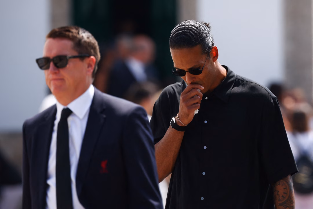 Đội trưởng Virgil van Dijk của Liverpool cũng nghẹn ngào