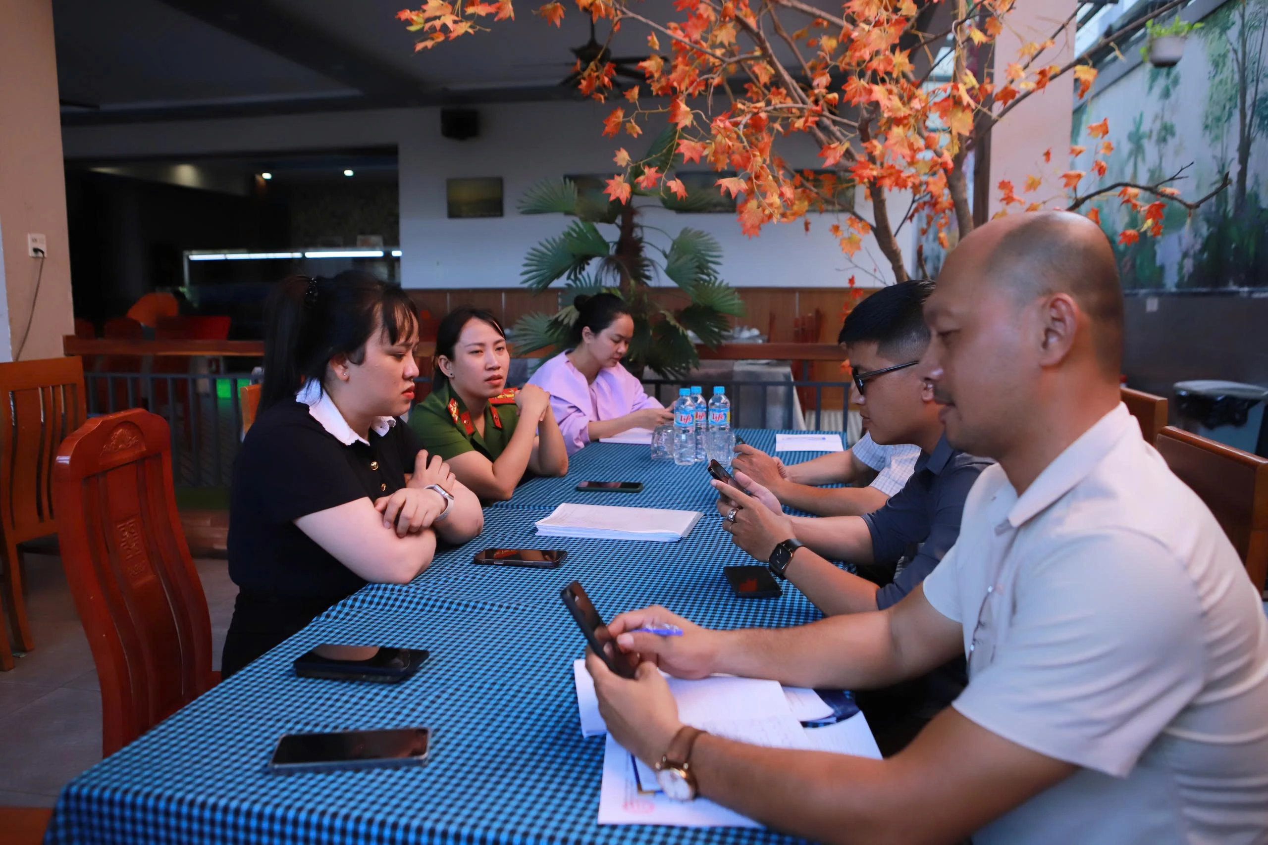 Cơ quan chức năng làm việc với quản lý nhà hàng Hoa Lư 2 khi có phản ánh