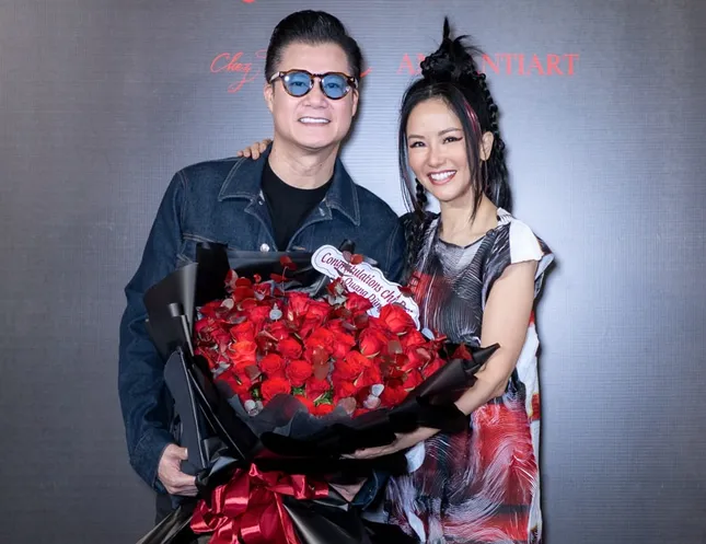 Hồng Nhung và ê-kíp