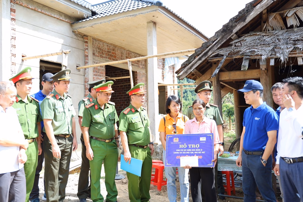 Nghệ An: Công an Hà Nội tặng nhà nhân ái, hỗ trợ học sinh khó khăn