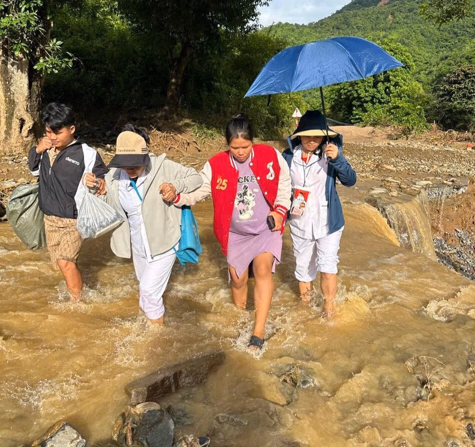 Bác sĩ băng rừng vượt suối đỡ đẻ thành công cho sản phụ ở Nghệ An Các y, bác sĩ đỡ đẻ cho sản phụ ngay giữa đường. Ảnh: M.X