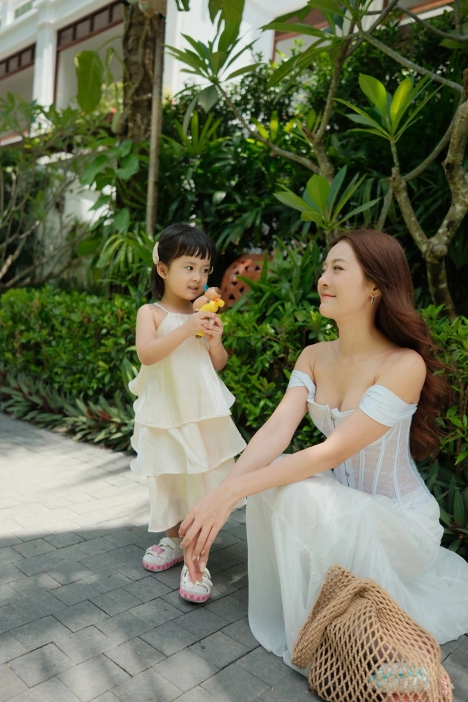 H’Hen Niê và dàn sao Việt thăng hạng nhan sắc sau sinh Diễn viên Karen Nguyễn và con gái diện đồ phong cách nàng thơ, dạo chơi trong resort.