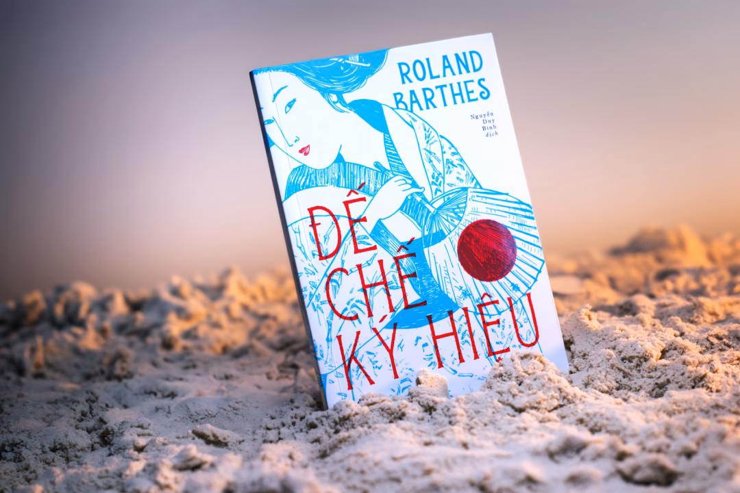 Roland Barthes như mở ra một “căn phòng riêng” để tự do vẽ nên bức tranh phù tang của riêng mình