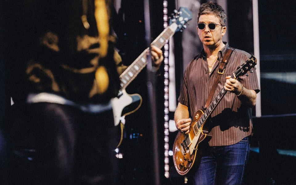 Oasis thổi bùng sân khấu Wembley, hồi sinh rock Anh Những bài hát Noel Gallagher sáng tác khiến khán giả vô cùng hoài niệm