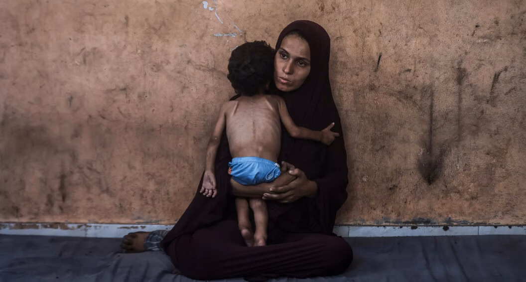 Tổng thống Trump thừa nhận tình trạng nạn đói ở Gaza, khác với tuyên bố của Thủ tướng Netanyahu Tổng thống Donald Trump phát biểu với giới truyền thông khi chào đón Thủ tướng Anh Keir Starmer tại sân golf Trump Turnberry ở Turnberry, Scotland, ngày 28/7. Ảnh: AP