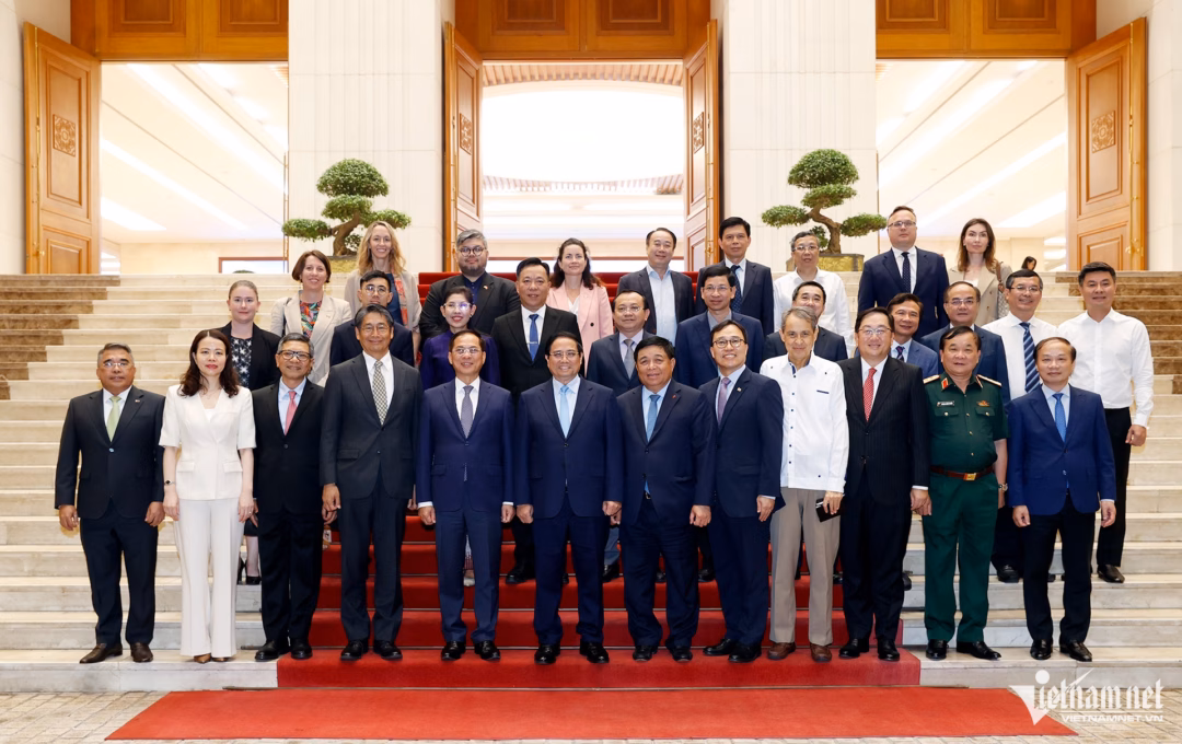 Thủ tướng chụp ảnh lưu niệm cùng các đại biểu
