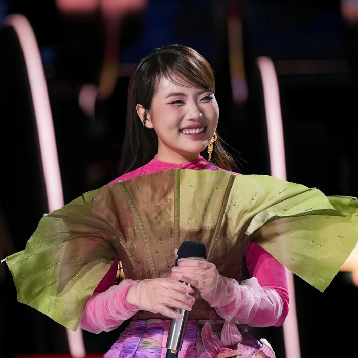 Cô gái vàng Phương Mỹ Chi khiến khán giả châu Á ‘bật ngửa’ vì tài năng Dù kết quả tại Sing! Asia 2025 thế nào, Phương Mỹ Chi đã vô địch trong lòng khán giả. (Ảnh: FBNV)