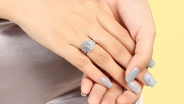 Đa dạng chất liệu nhẫn cầu h&ocirc;n: v&agrave;ng, bạc, moissanite, CZ