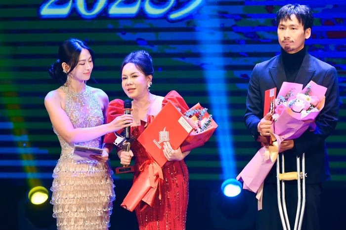 Đội ngũ Mưa đỏ ăn mừng tr&ecirc;n s&acirc;n khấu