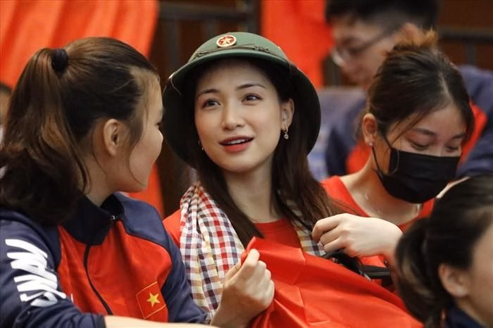 H&ograve;a Minzy y&ecirc;u th&iacute;ch thể thao v&agrave; b&oacute;ng đ&aacute;