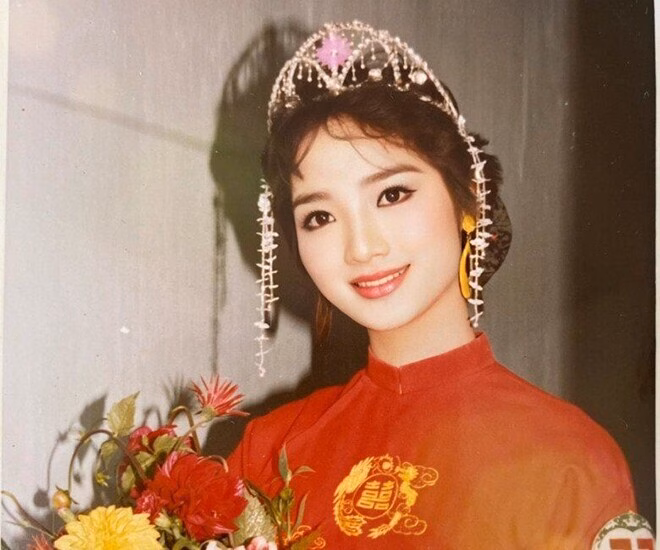 30 năm chưa già, Giáng My vẫn ‘đỉnh nóc, kịch trần, bay phấp phới’ với visual ‘sương sương’ khiến dân tình không thể rời mắt Giáng My khiến bao người hâm mô trầm trồ khi diện trang phục chất chơi chẳng thua gì giới trẻ với chiếc áo quây khoe thềm ngực lụa là cùng chiếc chân váy ngắn cũn.