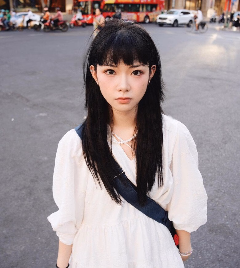 Ánh Sáng AZA – Nàng thơ Vpop Gen Z với hành trình âm nhạc và visual ‘đỉnh của chóp’ Ở độ tuổi 19, Ánh Sáng AZA không chỉ mang đến nguồn năng lượng tích cực, sự mới mẻ cho chương trình mà còn khẳng định cái tôi rõ ràng trong cách chọn hình ảnh và phong cách thời trang. Mỹ nhân Gen Z là minh chứng rõ ràng cho thế hệ nghệ sĩ trẻ có cá tính, có tài năng và dám thể hiện bản sắc riêng giữa một thị trường giải trí đầy cạnh tranh.