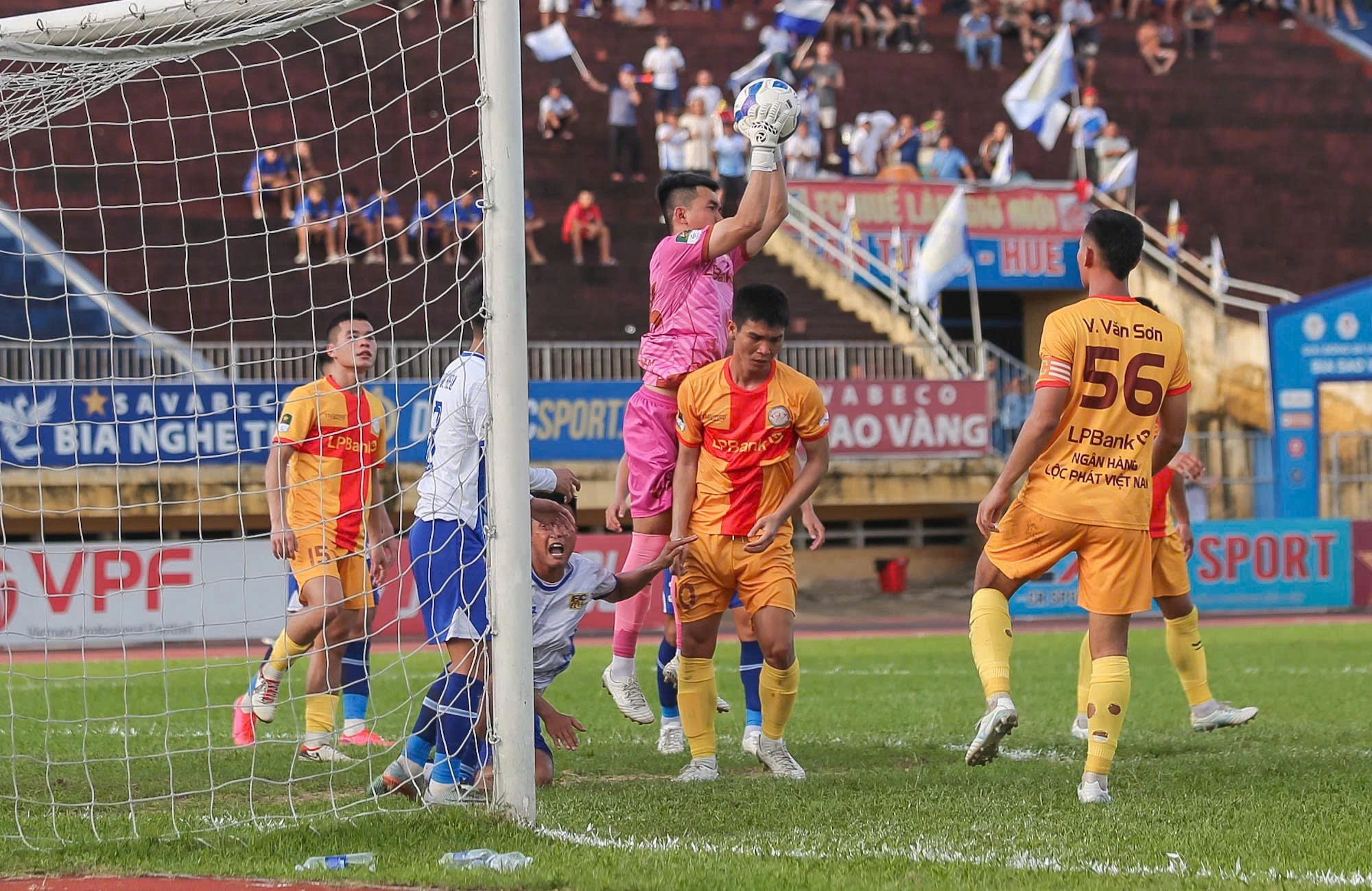 Bóng đá TP HCM và cuộc đua thăng hạng V-League CLB Trẻ TP.HCM (áo vàng) khó đua thăng hạng
