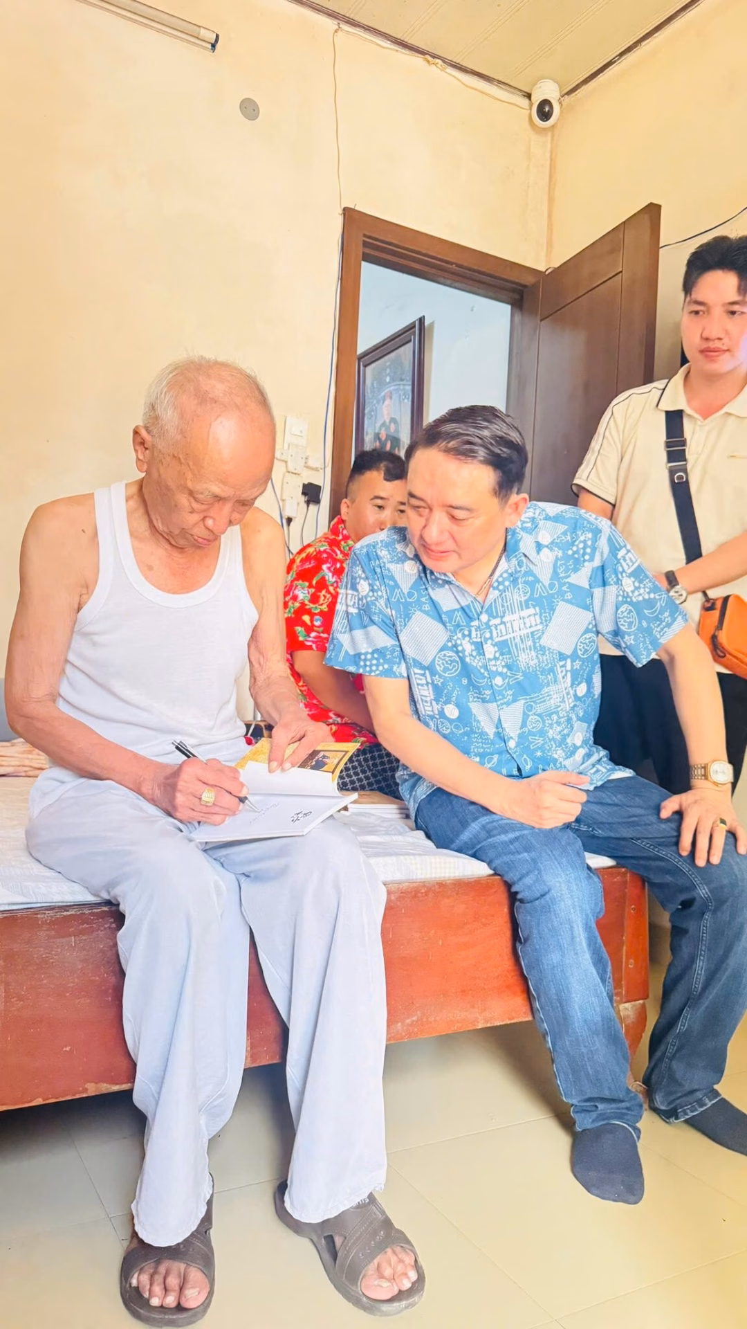 Ca sĩ Long Nhật: Hành trình âm nhạc và niềm tự hào gia đình Thân thế cha ruột ca sĩ Long Nhật: Nhà thơ, nhà thư pháp nổi tiếng xứ Huế- Ảnh 5.