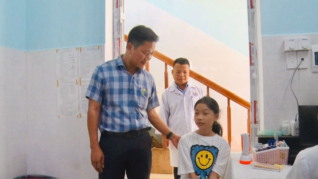 Chủ tịch UBND xã Trà Đốc Phan Duy Hưng thăm hỏi, động viên y bác sĩ và người dân đang khám chữa bệnh tại Trạm Y tế xã Trà Đốc. Ảnh: DIỄM LỆ