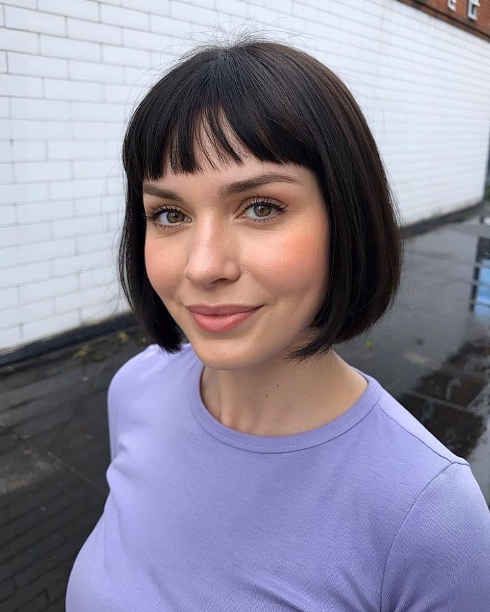 Cắt tóc ngắn với mái bàng – Phong cách mới cho khuôn mặt bạn Sleek short black bob with micro fringe and subtle layering on fine hair