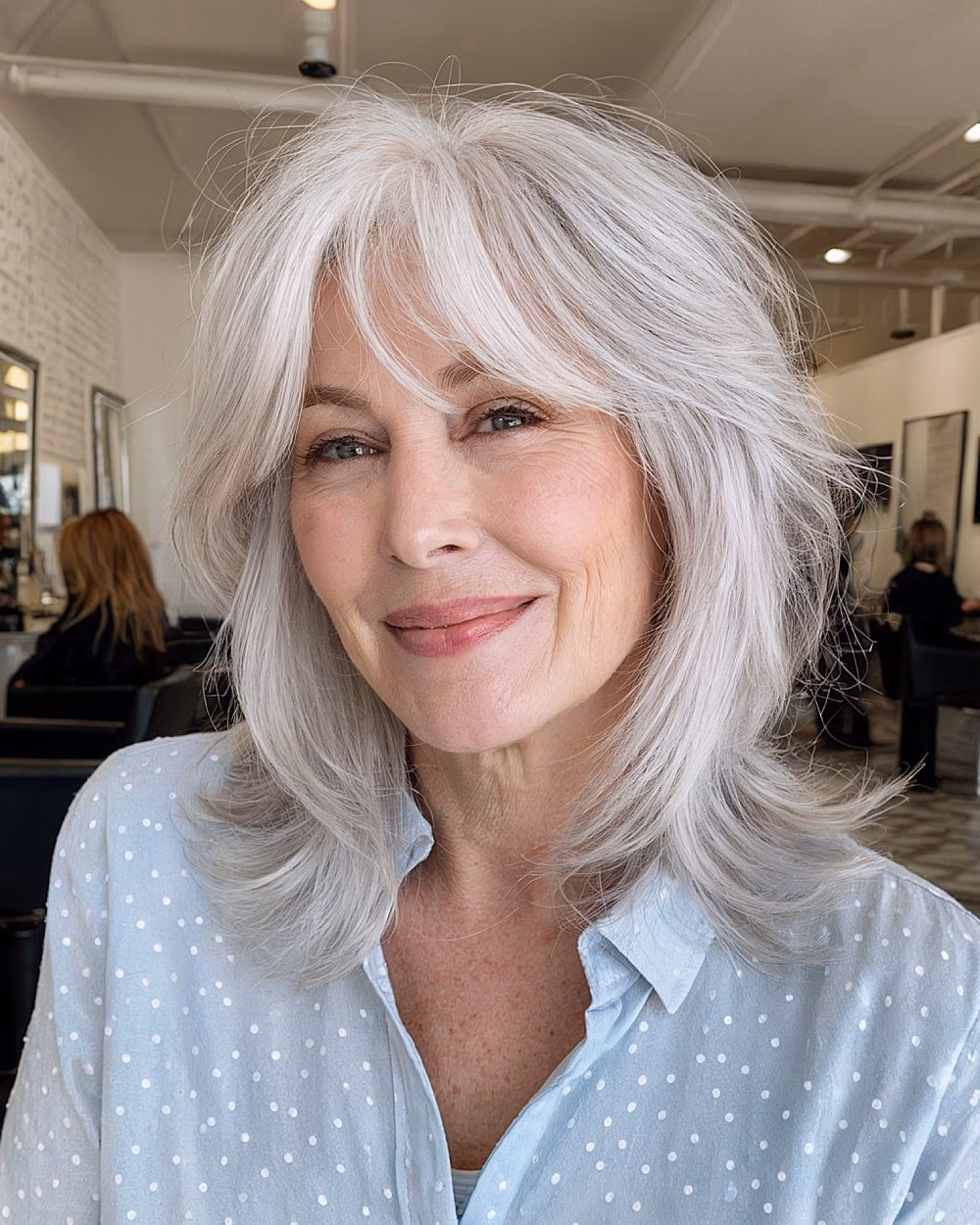 Cắt tóc레이어를edium giúp phụ nữ trên 60 tuổi trẻ trung và dễ chăm sóc Medium-length silver haircut with long layers and voluminous shape for senior women