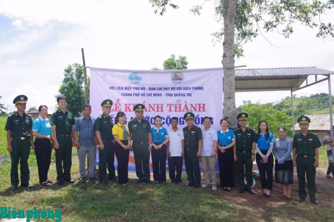 Chương trình “Đồng hành cùng phụ nữ biên cương” ở Quảng Trị: 5 năm đồng hành phát triển kinh tế và nâng cao cuộc sống Ban tổ chức trao tặng giếng nước cộng đồng cho người dân biên giới xã A Dơi, tỉnh Quảng Trị. Ảnh: Mạnh Hùng