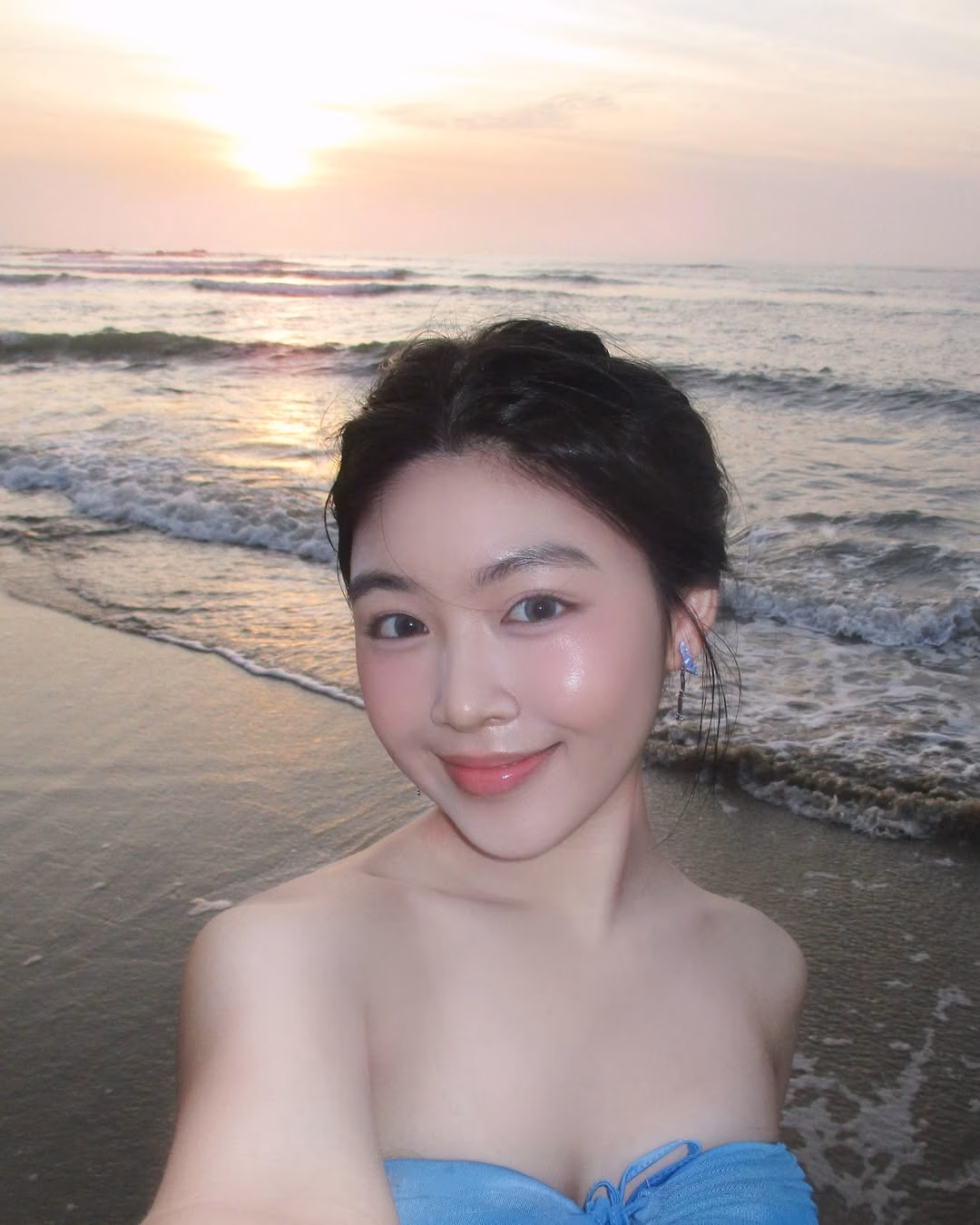 Con gái Quyền Linh đi biển đẹp ‘mười phân vẹn mười’ Ngắm tủ đồ cuả 2 ái nữ nhà Quyền Linh: Cô chị là