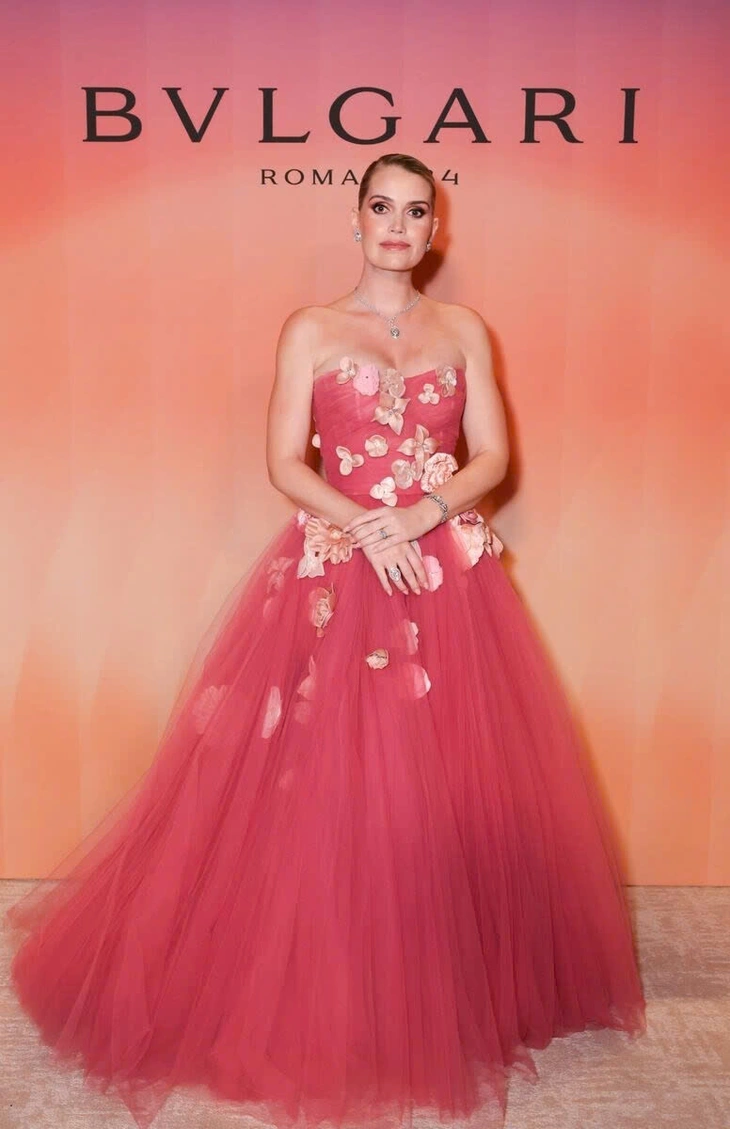 Cuộc sống của Kitty Spencer, cháu gái Công nương Diana qua ống kính người mẫu Kitty Spencer như bước ra từ truyện cổ tích tại buổi tiệc trang sức cao cấp của Bvlgari vào ngày 24-10-2024 tại London. Cô diện một chiếc đầm dạ hội kiêu sa với phần thân váy đính hoa tinh xảo và tùng váy bằng vải tuyn nhẹ nhàng, kết hợp cùng trang sức kim cương lấp lánh và kiểu tóc búi thanh lịch - Ảnh: Bvlgari UK