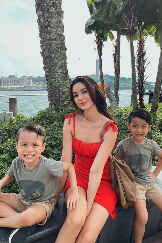 Cuộc sống kín tiếng của bà mẹ sexy nhất mạng xã hội sau khi sinh con Những thay đổi trong cuộc sống riêng tư của Sonya dần thể hiện rõ trên mạng xã hội. Tài khoản Instagram của cô hiện không còn xuất hiện hình ảnh chồng như trước. Thay vào đó, cô thường đăng tải các khoảnh khắc đời thường bên hai con trai.