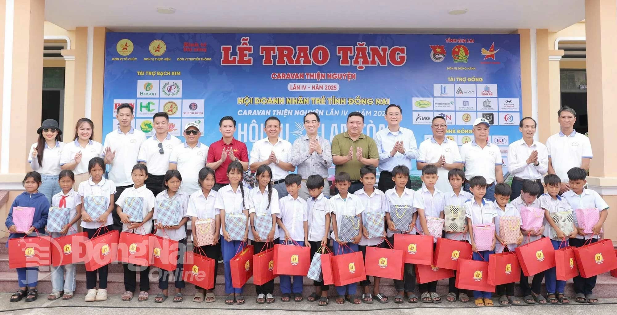 Doanh nhân trẻ Đồng Nai – Gia Lai trao 630 triệu đồng hỗ trợ xây nhà và tặng quà