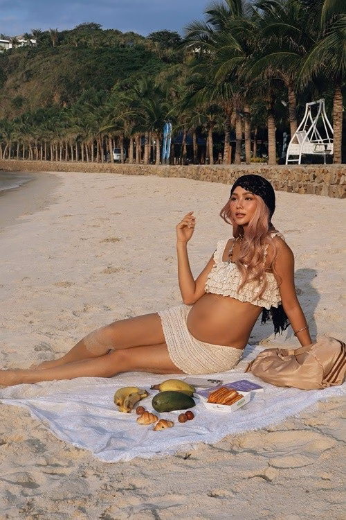 H’hen Niê mang thai vẫn mê phong cách táo bạo Mỗi ngày Hen cảm nhận con lớn lên cùng Hen, tình yêu trong Hen cũng lớn lên theo từng nhịp đập, từng chuyển động nhỏ bé của con. Đây thực sự là một điều kỳ diệu, một ân sủng thiêng liêng khi được mang trong mình một sinh linh bé bỏng đang lớn lên từng ngày. Hơn bao giờ hết, Hen hiểu rằng thiên chức làm mẹ là một món quà vô giá, là sự khởi đầu của một tình yêu vĩnh cửu, nàng hậu trải lòng. Ảnh: FB Hhen Niê.