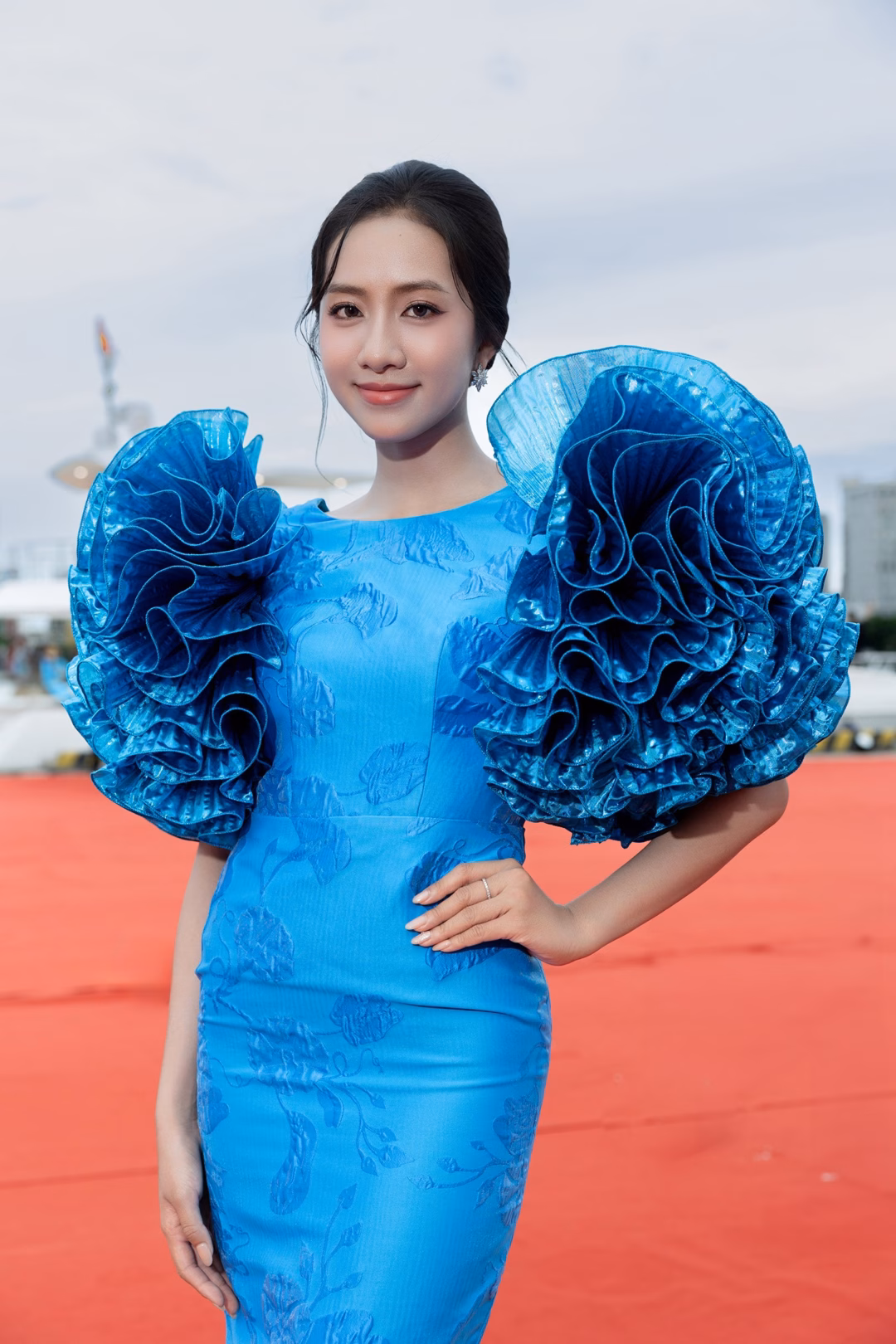 Hoa hậu Hà Trúc Linh và dàn nghệ sĩ tôn lên vẻ đẹp trên bờ sông Hàn