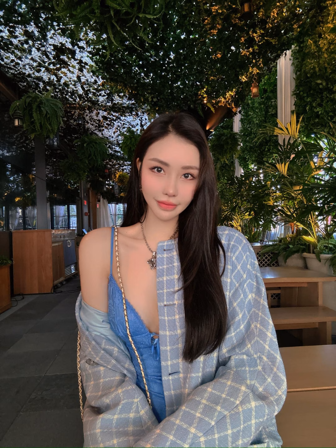 Sau đăng quang, cô không lấn sân showbiz ồn ào mà chọn phong cách sống sang trọng, kín tiếng