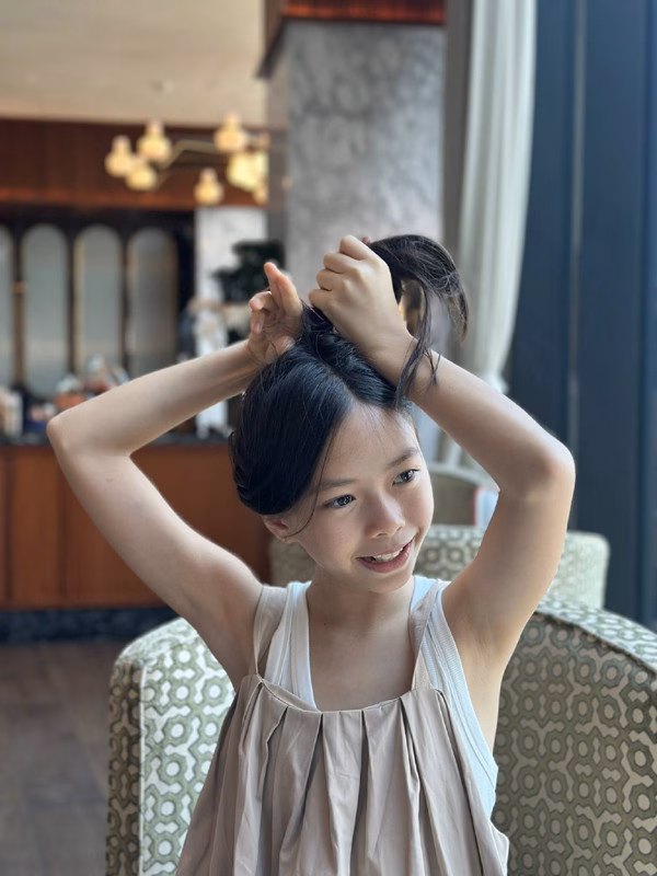 Hội chị em Vbiz nói gì về nhan sắc con gái, bản thân và trend ủ trắng? Mỗi lần xuất hiện, cô bé đều gây được thiện cảm với khán giả.