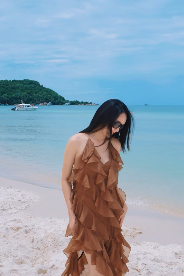 Hồng Diễm U40 vẫn đẹp không tuổi, sắp comeback với vai diễn mới? Trên trang cá nhân, Hồng Diễm chỉ khoe những hình ảnh đi biển thật xinh đẹp của mình. Dù ở tuổi 43 nhưng Hồng Diễm vẫn trẻ đẹp như mới ngoài đôi mươi.
