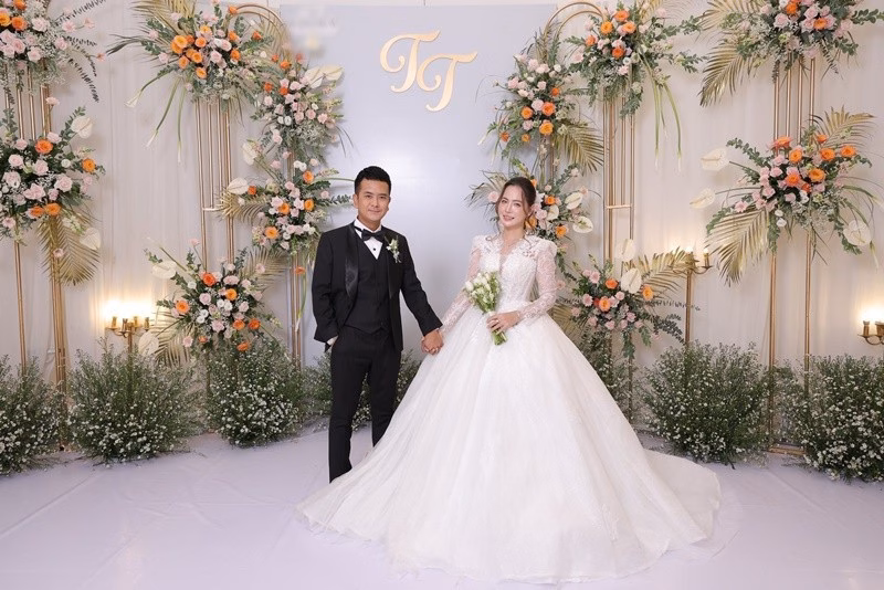 Hùng Thuận bất ngờ công bố loạt ảnh cưới ngọt ngào với vợ tại Đà Nẵng