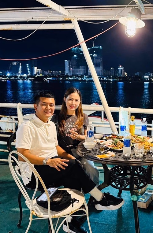Hùng Thuận bất ngờ công bố loạt ảnh cưới ngọt ngào với vợ tại Đà Nẵng