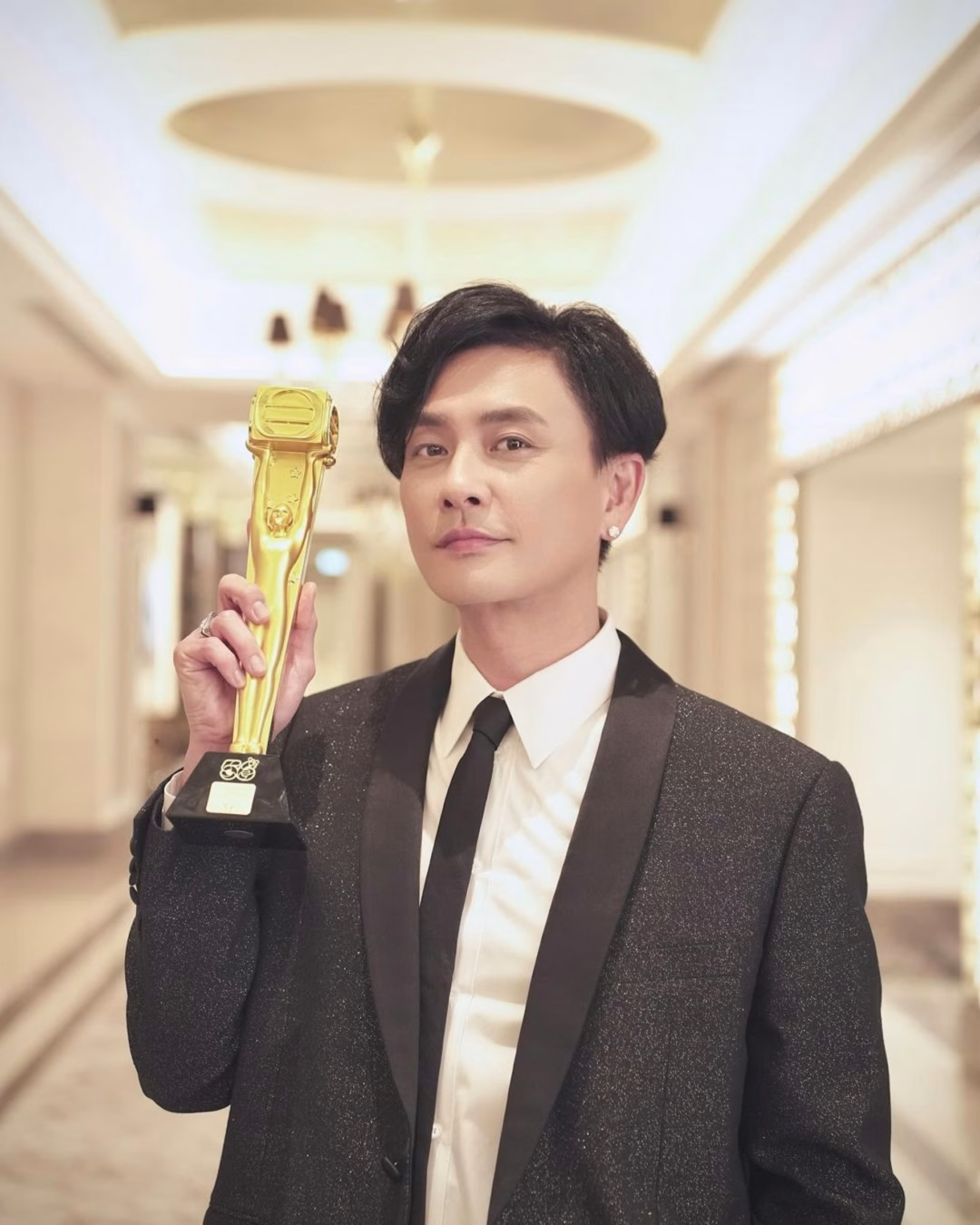 Huỳnh Tông Trạch bị tóm hẹn hò mỹ nhân, tình đường lận đận vì mẹ quản nghiêm Nam diễn viên không muốn kết hôn, không muốn có con.
