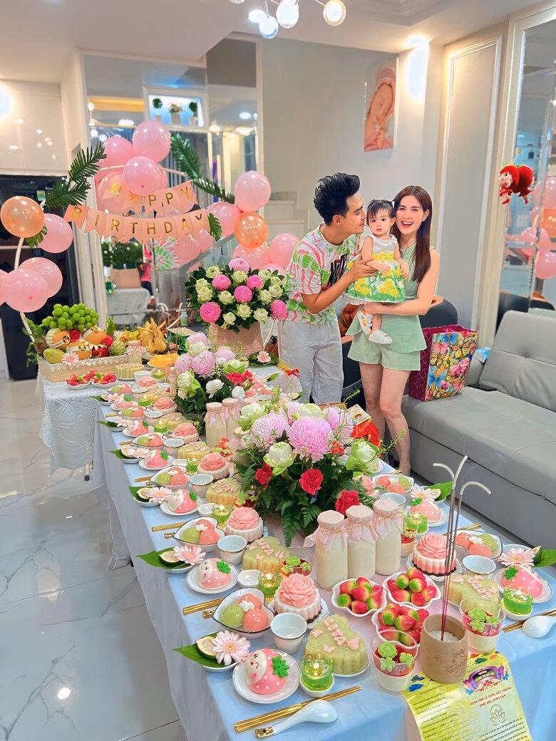 Vợ chồng Kha Ly dọn tiệc thôi nôi hoành tráng cho con gái.