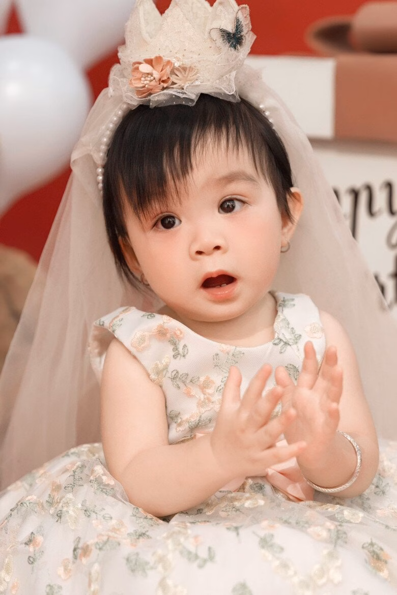 Bé Lita được nhận xét xinh xắn hệt như búp bê.