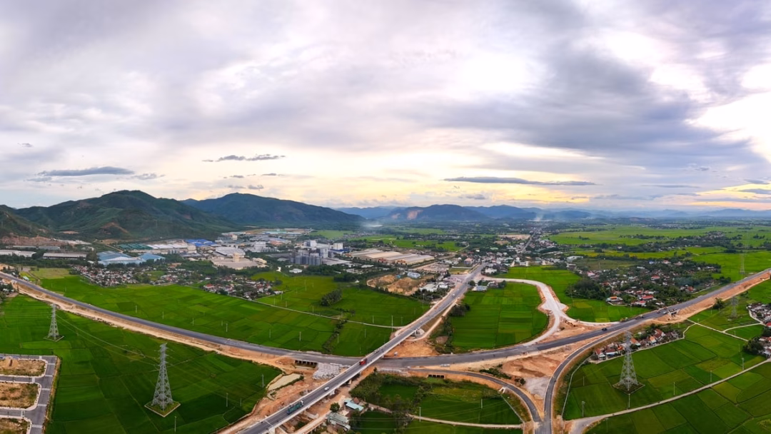 Những thảm nhựa 'nước rút' trên cao tốc Bắc - Nam qua Gia Lai