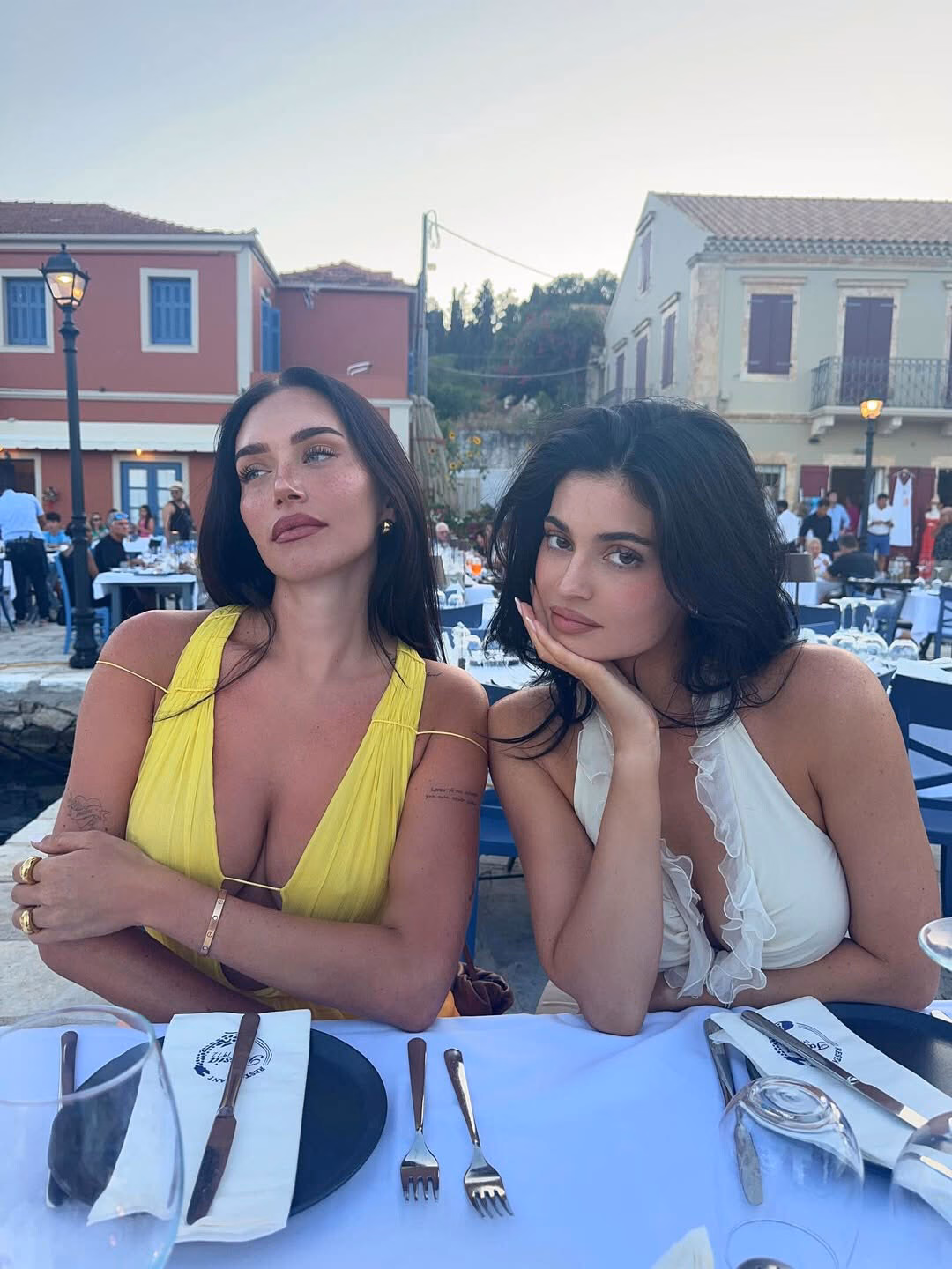 Kylie Jenner gây sốt với váy phong cách cổ điển hơn 15 năm tuổi Thiết kế nguyên thủy trên sàn diễn. Ảnh: Pool BASSIGNAC/BENAINOUS/Gamma-Rapho via Getty Images