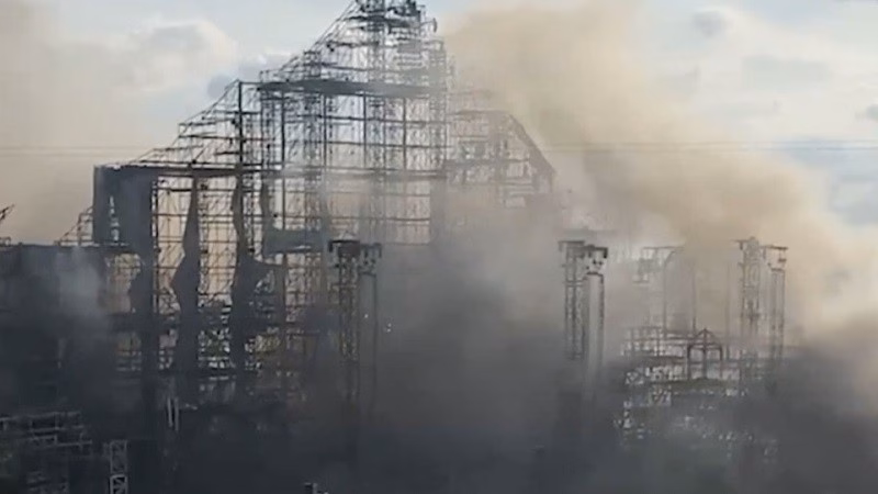 Lễ hội âm nhạc Tomorrowland bị cháy sân khấu chính Các bức ảnh cũng cho thấy các dịch vụ khẩn cấp tại hiện trường, trong đó có lính cứu hỏa đang cố gắng kiểm soát đám cháy, toàn bộ công trình bị thiêu rụi, chỉ còn trơ phần khung.