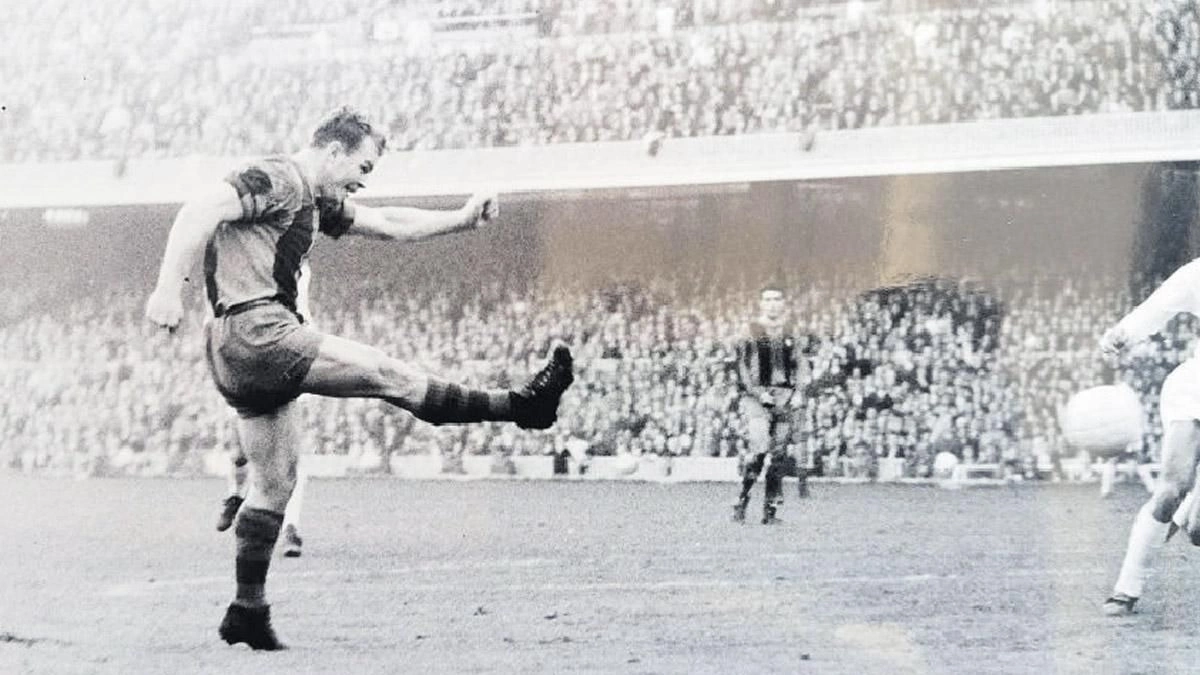 Lịch sử áo số 10 của Barca: Truyền thống vinh quang và thách thức cho Lamine Yamal Laszlo Kubala. Đây được xem là siêu sao đầu tiên thường xuyên khoác áo số 10 của Barca.