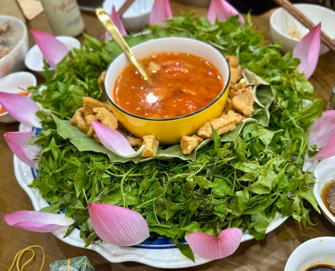 Loại rau được ví như nhân sâm rừng, trồng dễ như rau má Loại rau này dùng để nhúng lẩu hoặc ăn sống, chấm với tóp mỡ chưng cà chua đều ngon. Ảnh: Lê Triều Dương