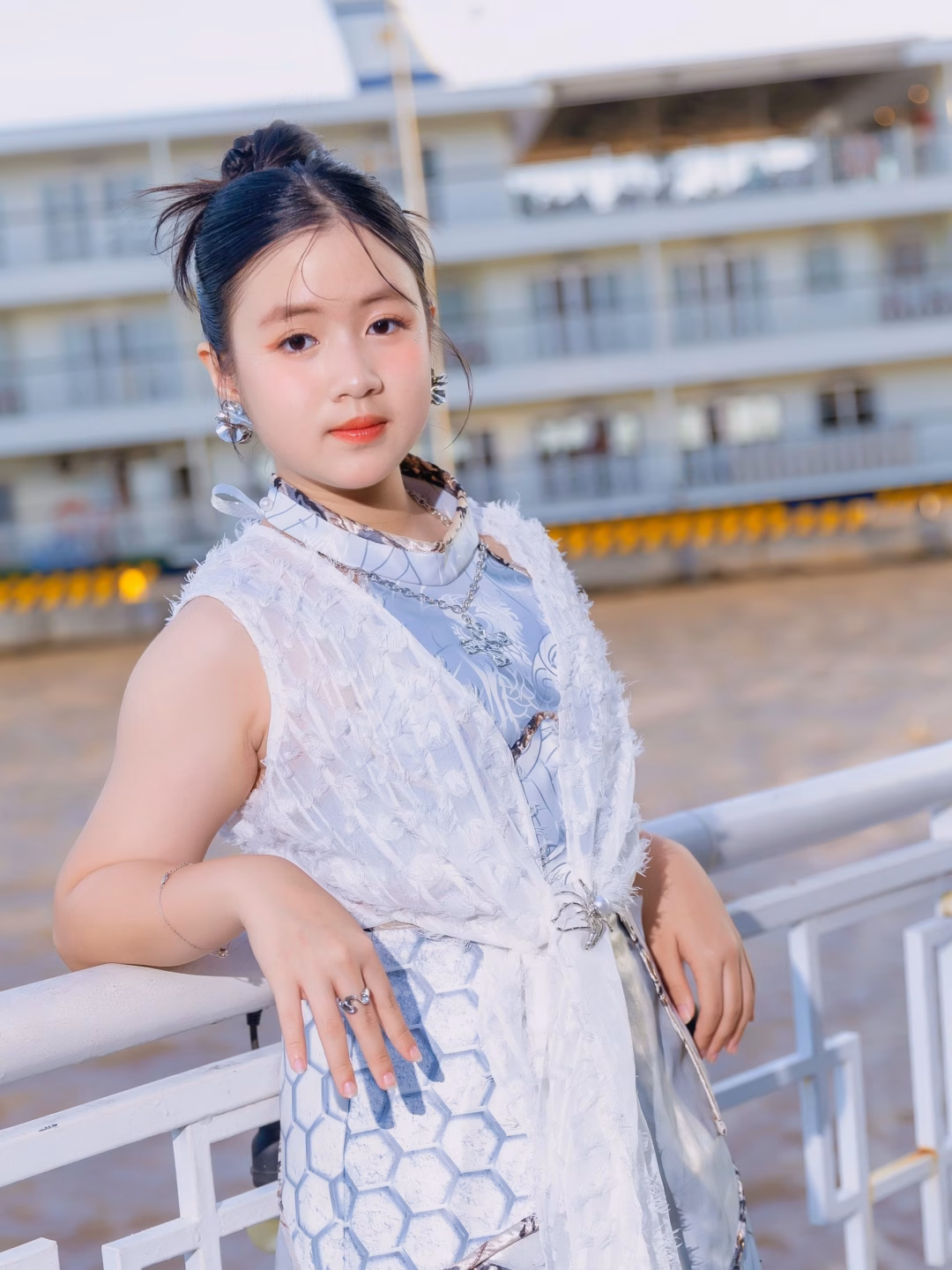 Màn ảnh Việt từng một thời có sao nhí đáng yêu, 10 tuổi đã nổi danh và hiện tại là cái tên đắt giá Dù vẫn giữ được nét bầu bĩnh dễ thương, Ngân Chi hiện tại được khen là có "vẻ đẹp điện ảnh" với đôi mắt sáng, biểu cảm tự nhiên và nụ cười rạng rỡ