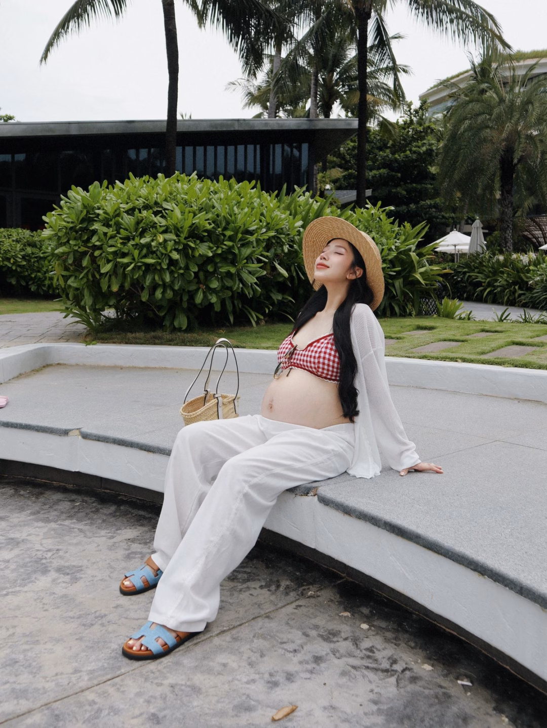 Mẹ bầu khoe style biển cực sang, khiến dân tình xuýt xoa không rời mắt Mẹ bầu amp;#34;hot nhất cõi mạngamp;#34; Joyce Phạm style đi biển cực cuốn - 11